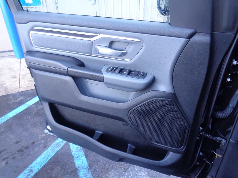 
								RAM 1500 BIGHORN CREW CAB full									