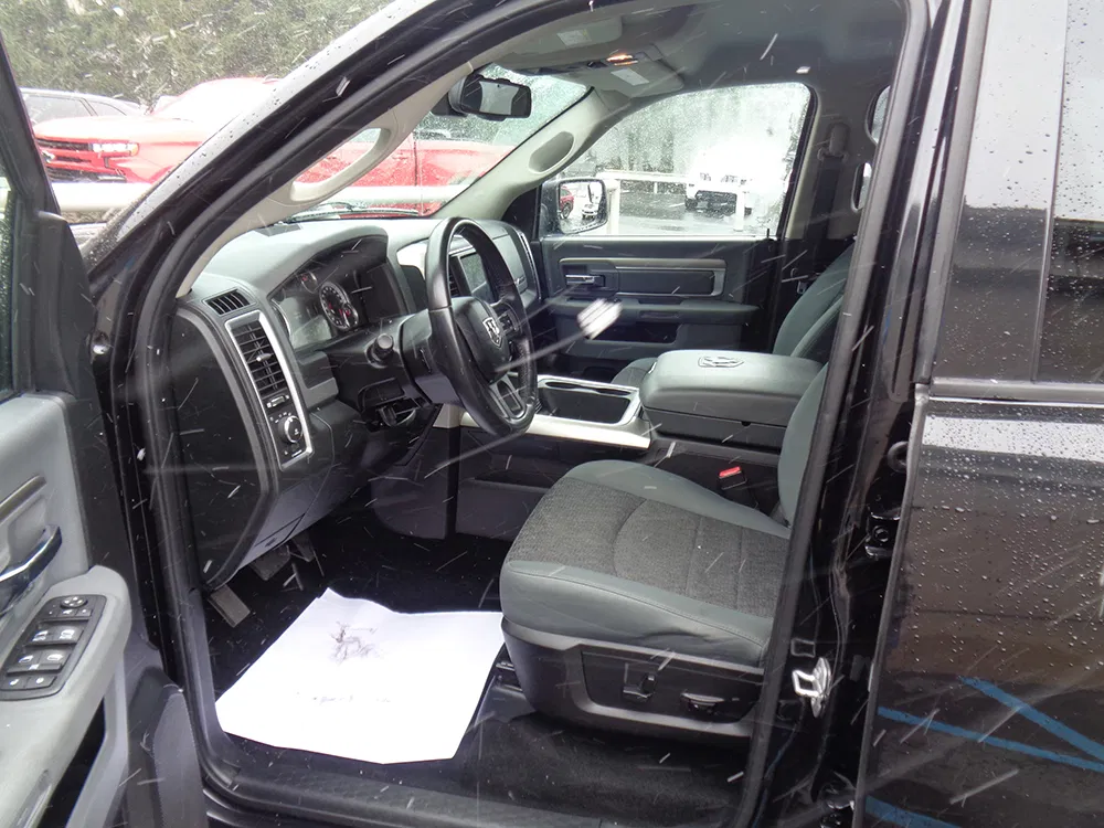 
								RAM 1500 BIGHORN CREW CAB full									