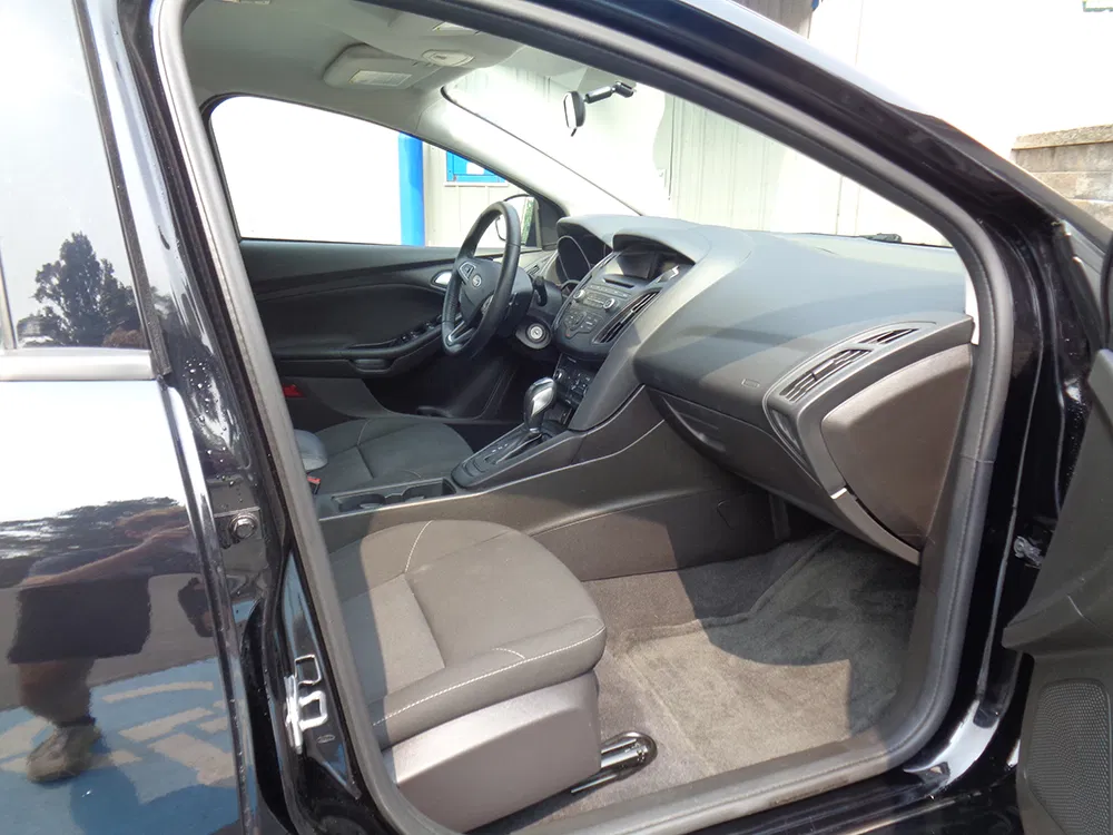 
								FORD FOCUS SE full									