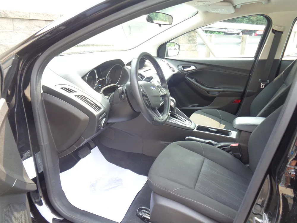 
								FORD FOCUS SE full									