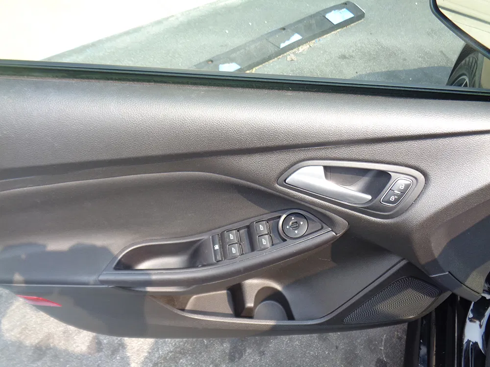
								FORD FOCUS SE full									