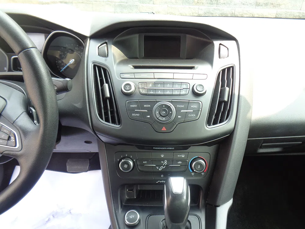 
								FORD FOCUS SE full									