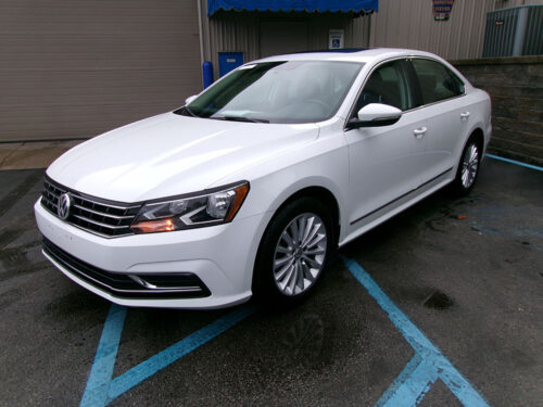 2016 Volkswagen Passat SE's photo