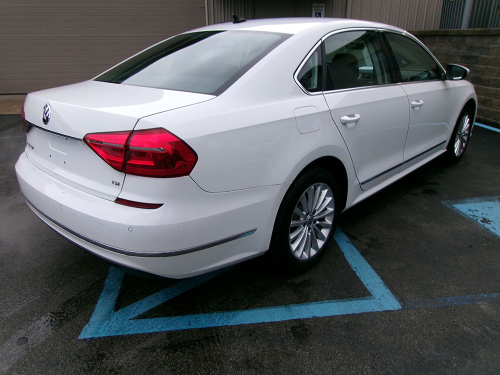 
								VOLKSWAGEN PASSAT SE full									