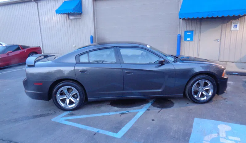 
								DODGE CHARGER SE full									