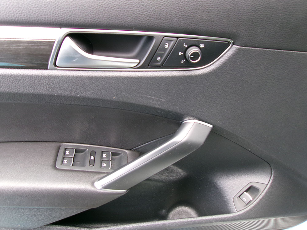 
								VOLKSWAGEN PASSAT SE full									