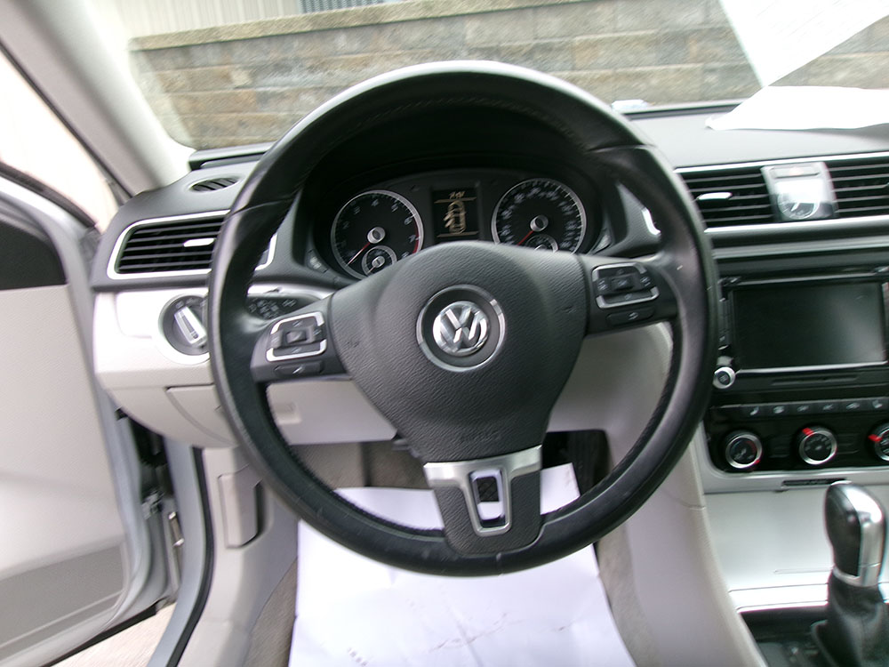 
								VOLKSWAGEN PASSAT SE full									