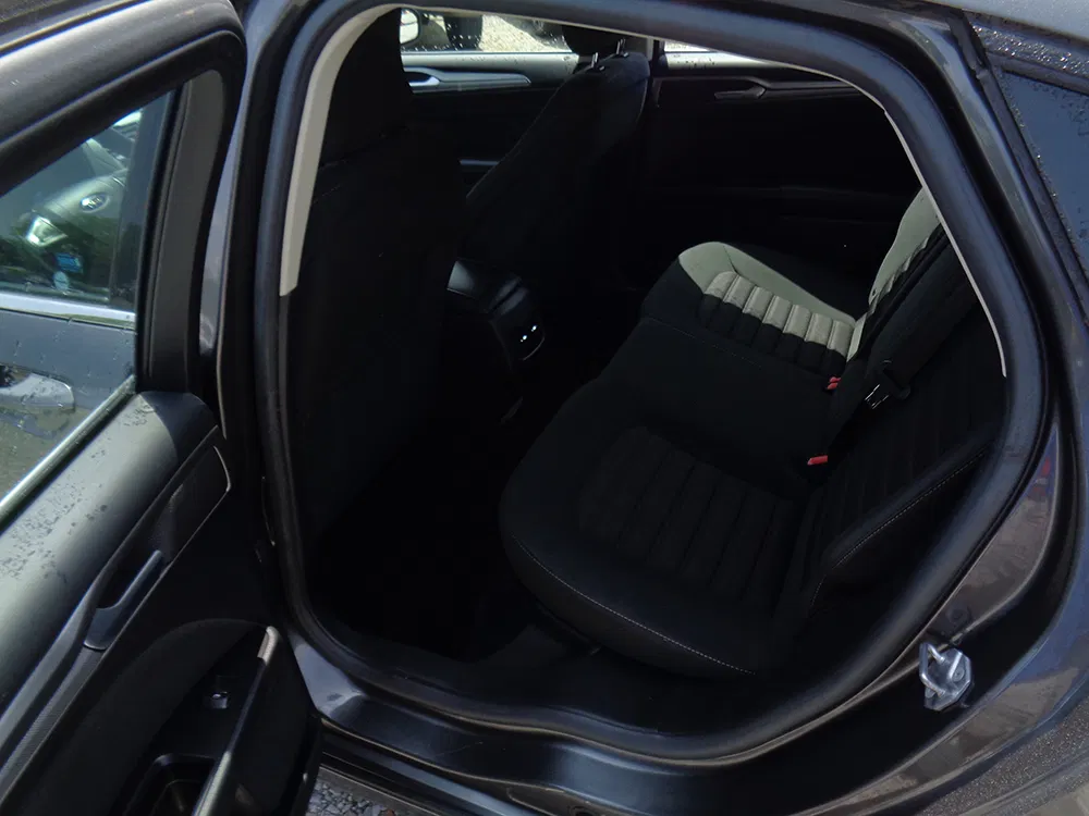 
								FORD FUSION SE full									