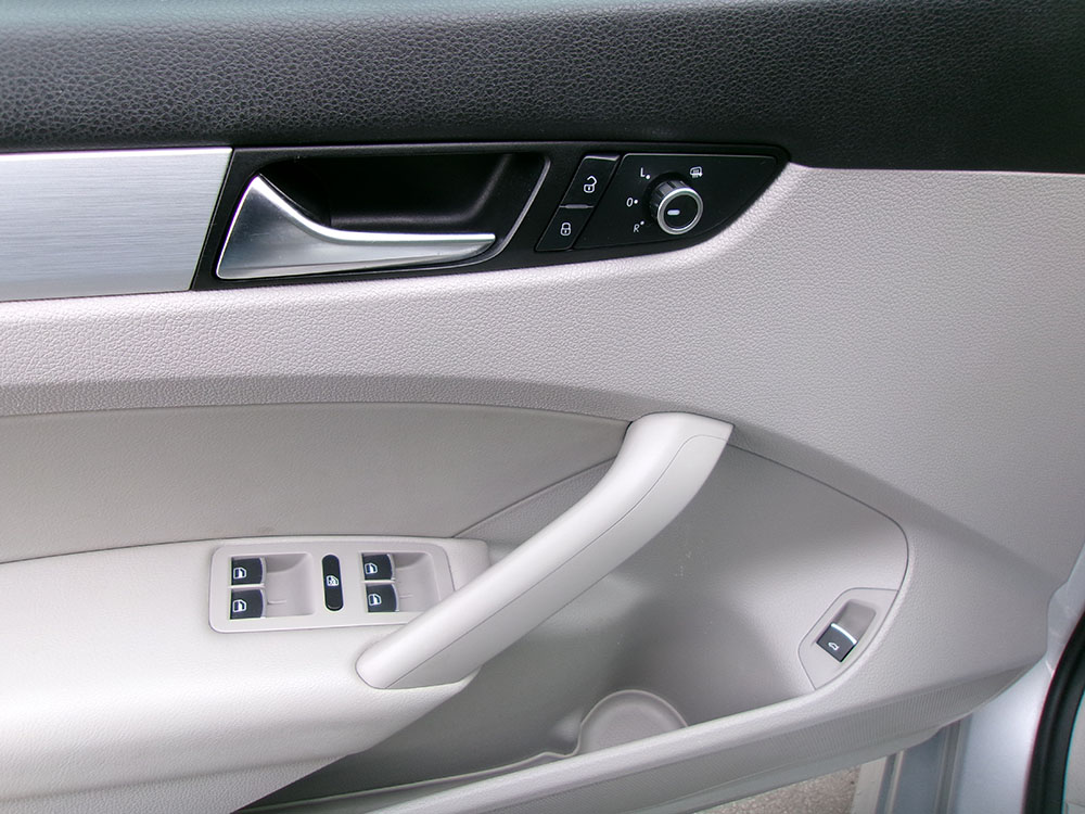 
								VOLKSWAGEN PASSAT SE full									