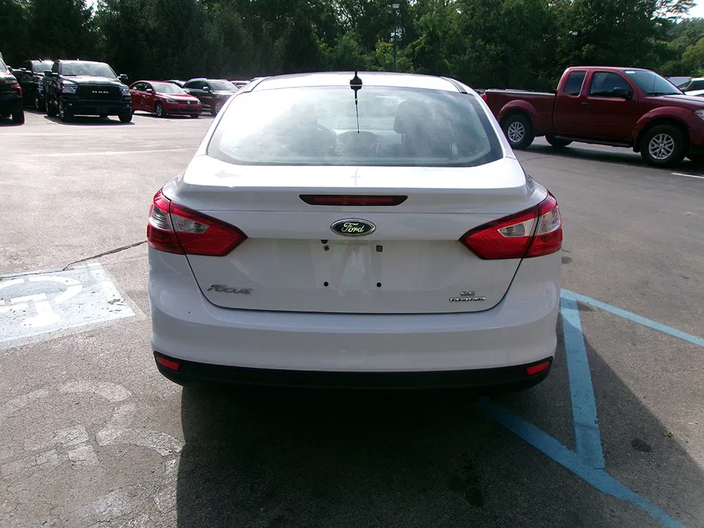 
								FORD FOCUS SE full									