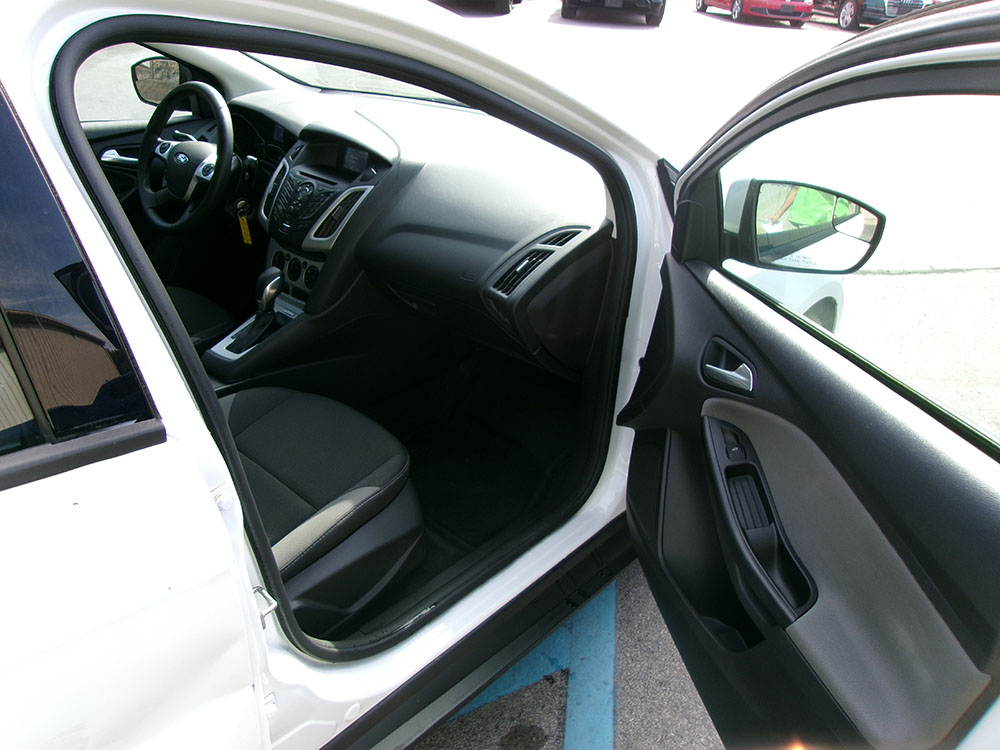 
								FORD FOCUS SE full									