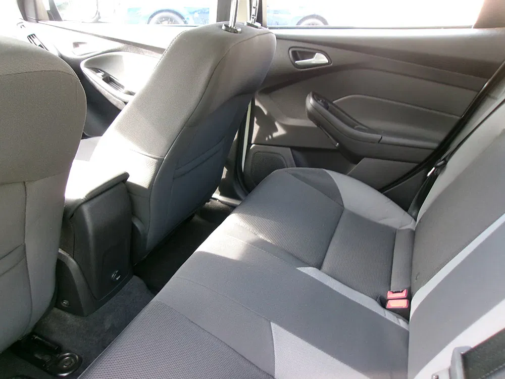 
								FORD FOCUS SE full									