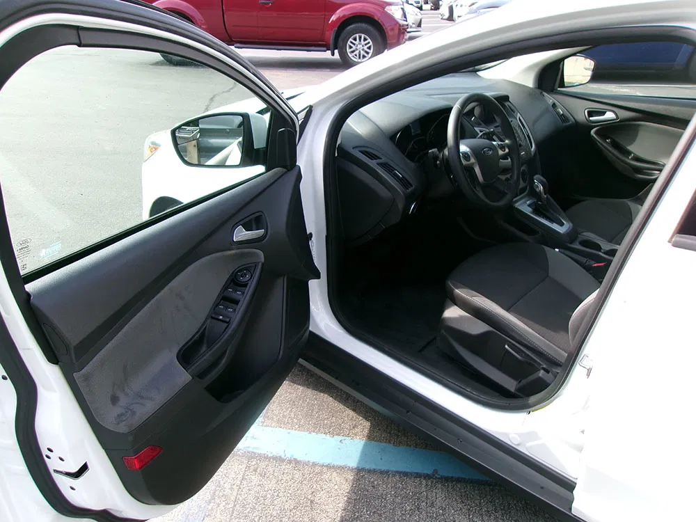 
								FORD FOCUS SE full									