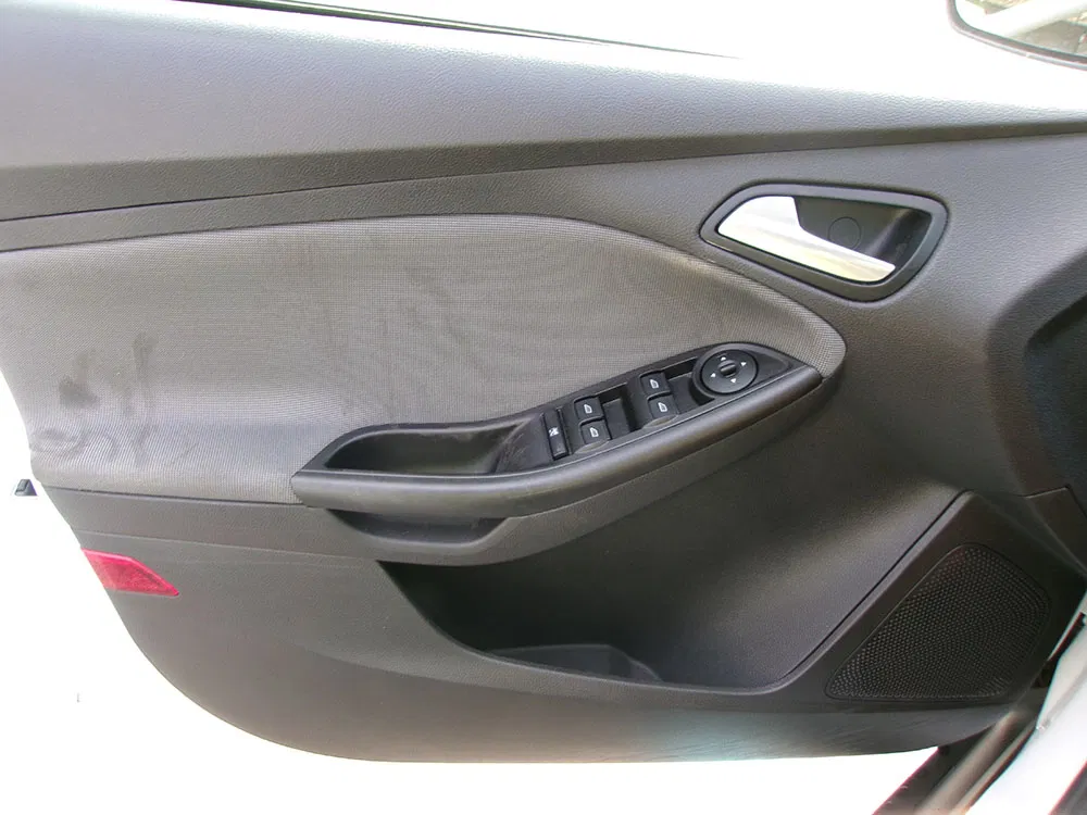 
								FORD FOCUS SE full									