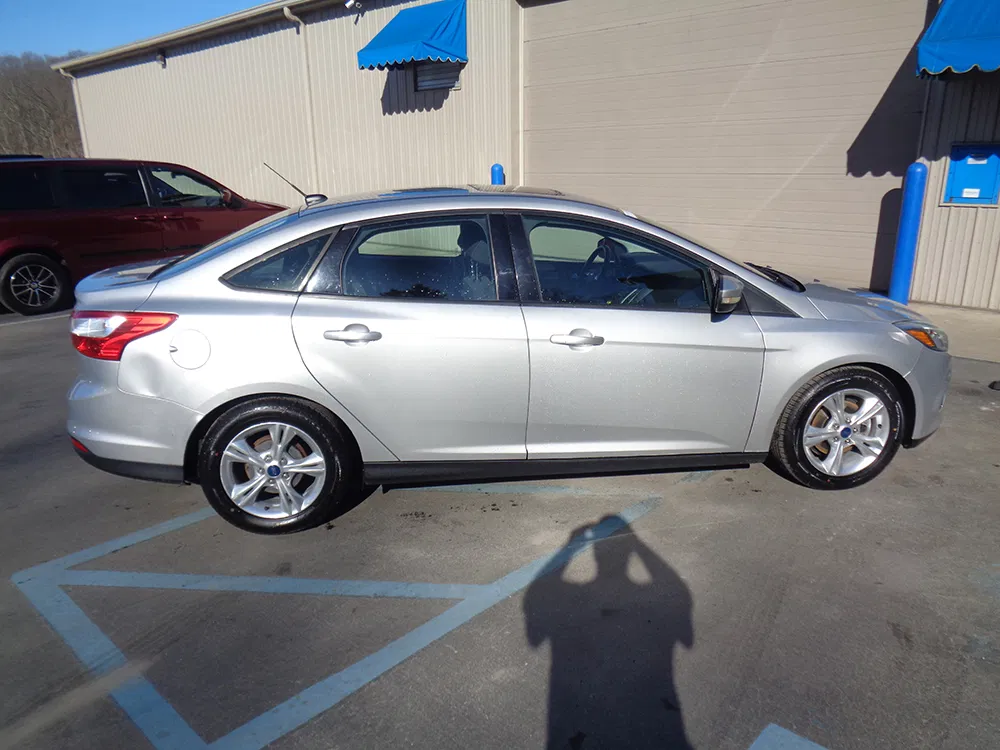 
								FORD FOCUS SE full									