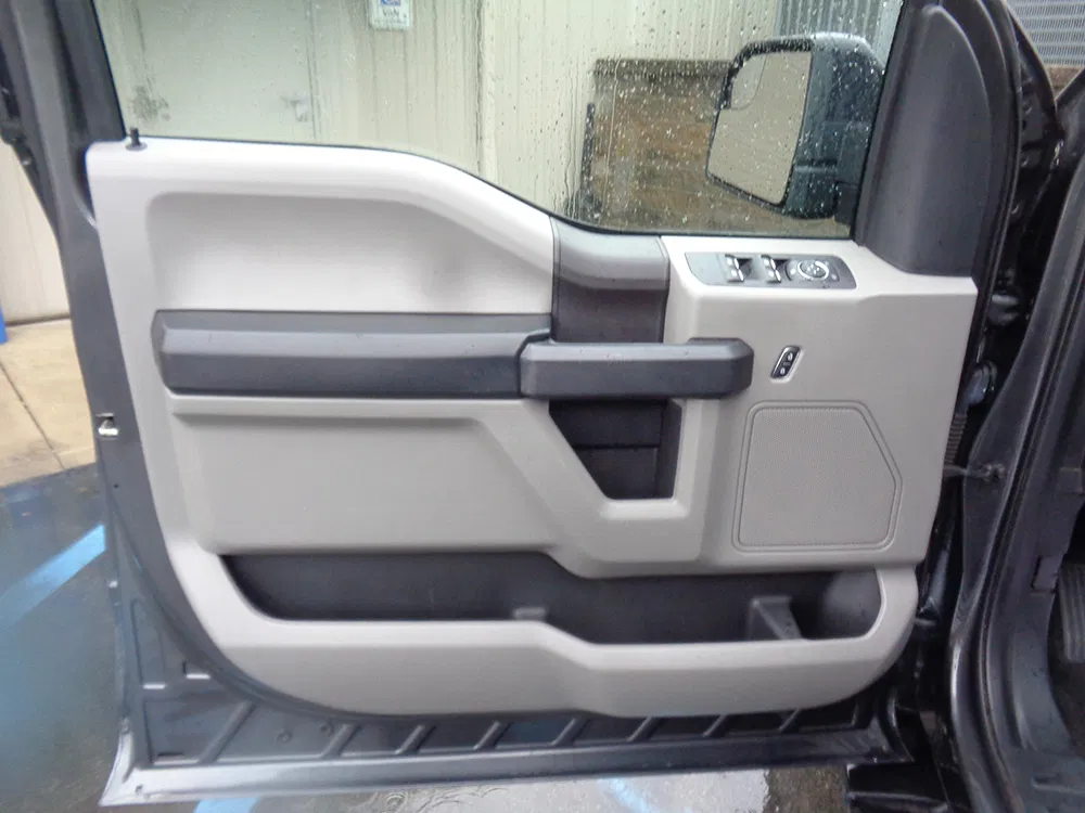 
								FORD F-150 XLT CREW CAB full									