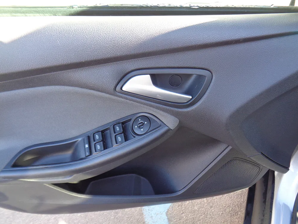 
								FORD FOCUS SE full									