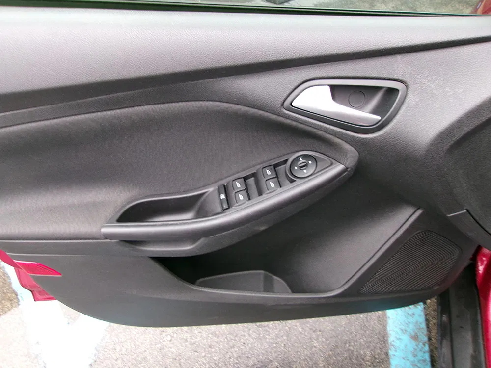 
								FORD FOCUS SE full									