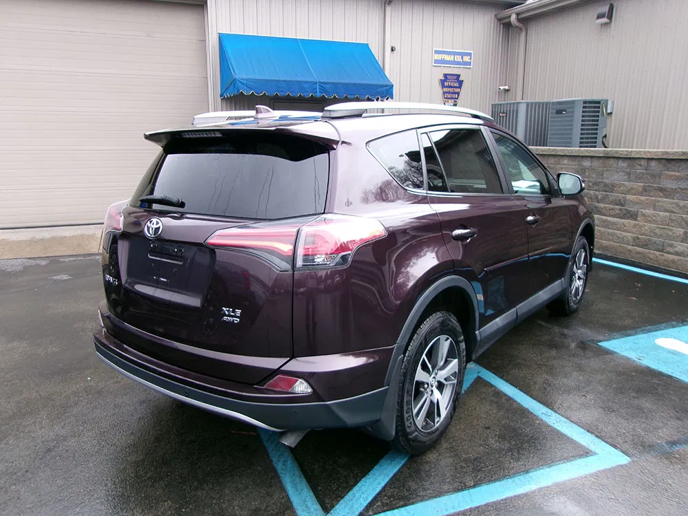 
								TOYOTA RAV4 XLE full									