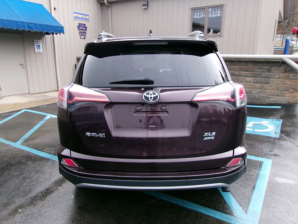 
								TOYOTA RAV4 XLE full									