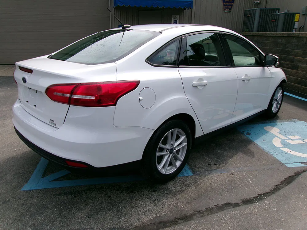 
								FORD FOCUS SE full									