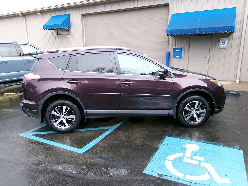 
								TOYOTA RAV4 XLE full									