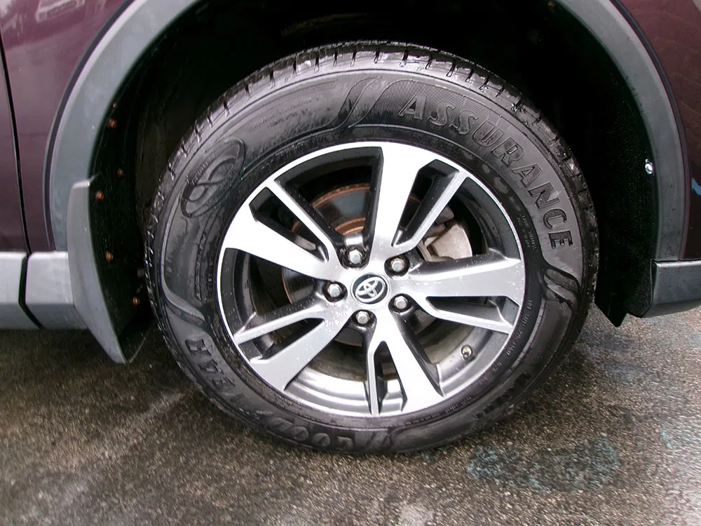 
								TOYOTA RAV4 XLE full									