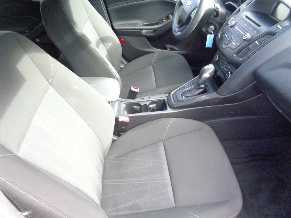 
								FORD FOCUS SE full									