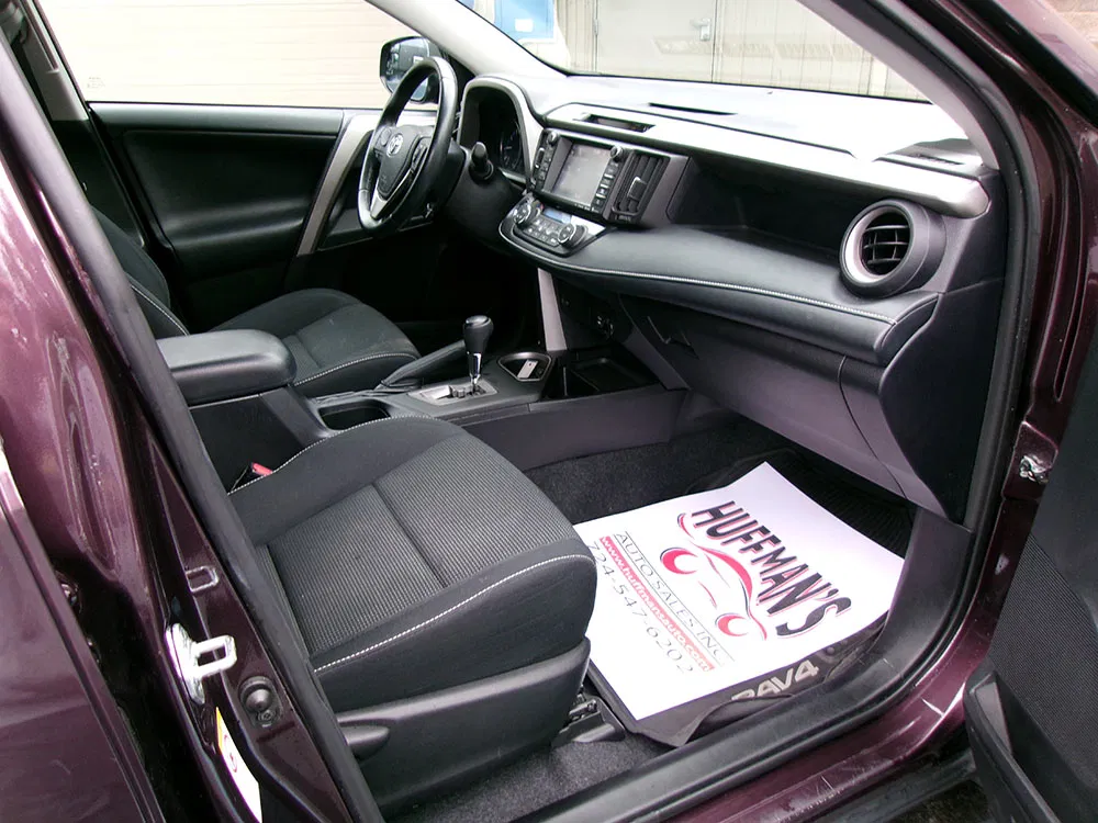 
								TOYOTA RAV4 XLE full									