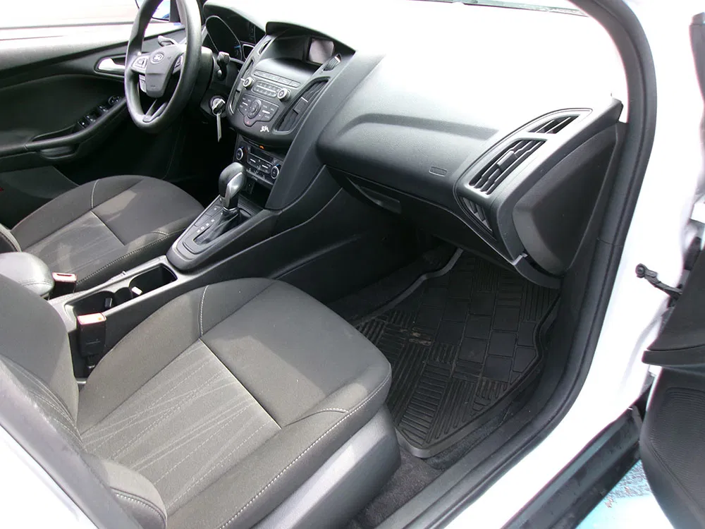 
								FORD FOCUS SE full									