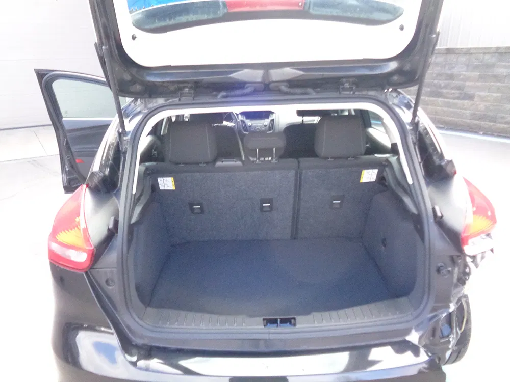 
								FORD FOCUS SE full									