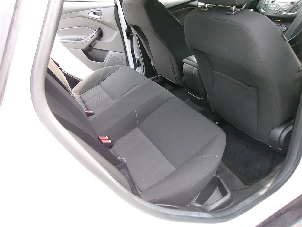 
								FORD FOCUS SE full									