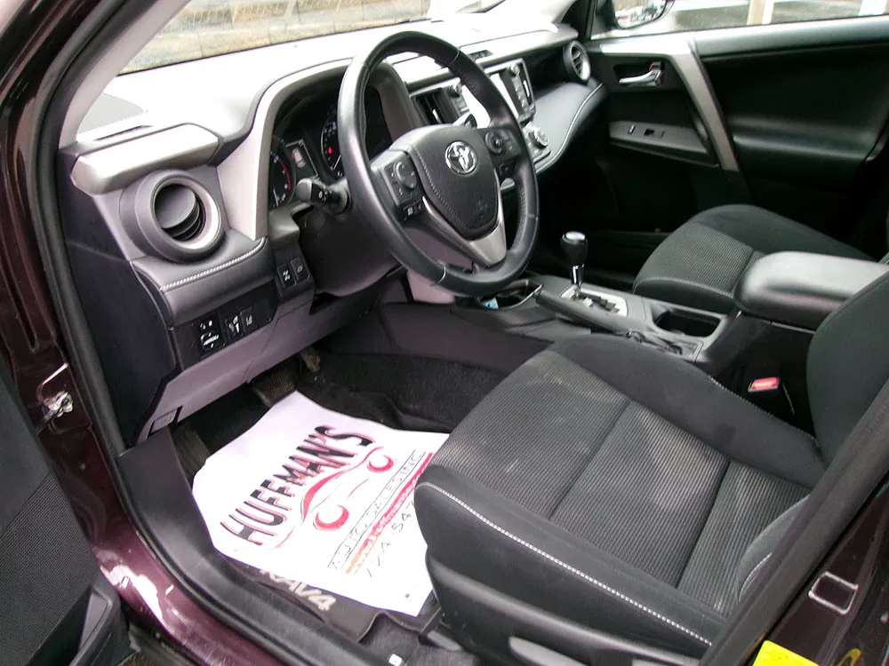 
								TOYOTA RAV4 XLE full									