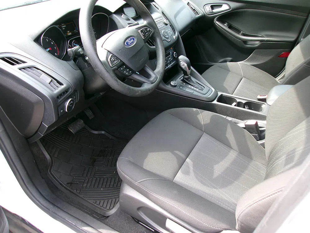 
								FORD FOCUS SE full									