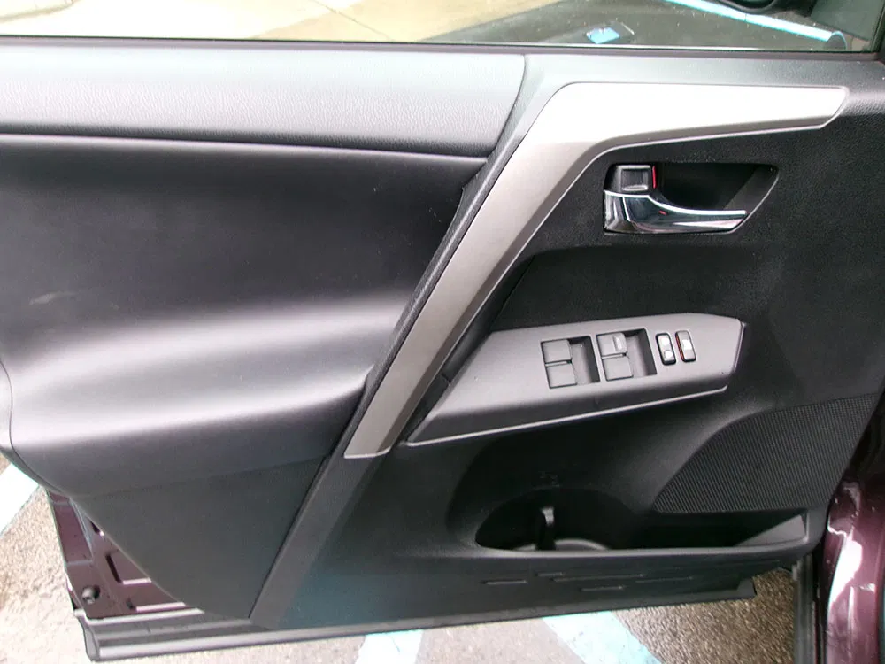 
								TOYOTA RAV4 XLE full									