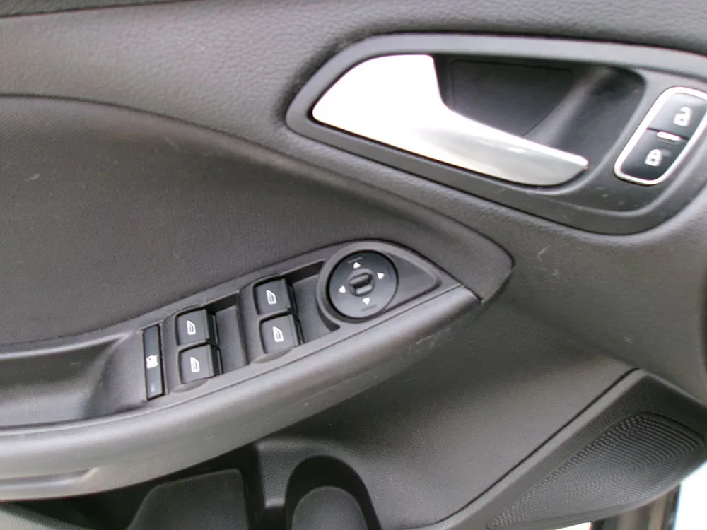 
								FORD FOCUS SE full									
