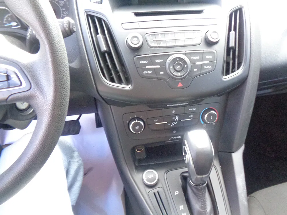 
								FORD FOCUS SE full									