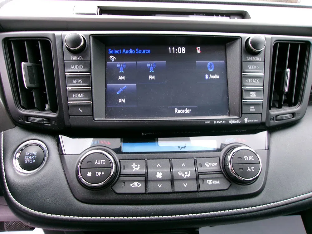 
								TOYOTA RAV4 XLE full									