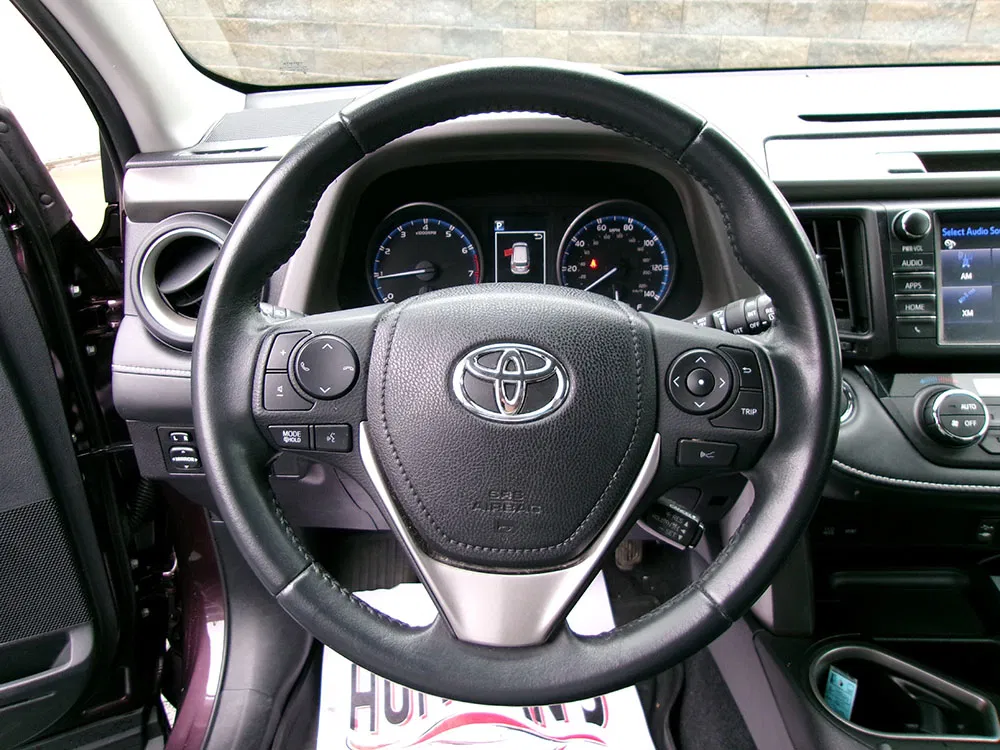 
								TOYOTA RAV4 XLE full									