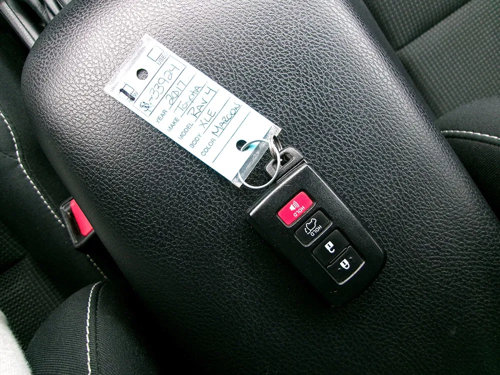 
								TOYOTA RAV4 XLE full									