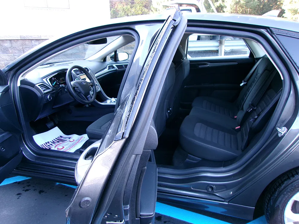 
								FORD FUSION HYBRID SE full									