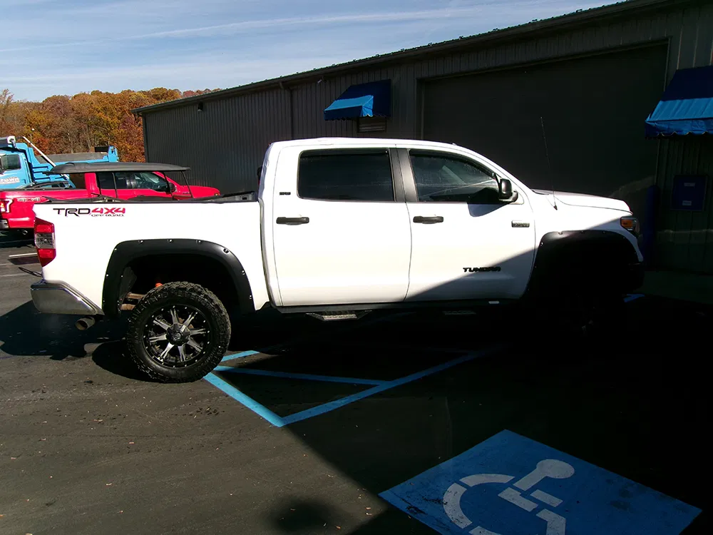 
								TOYOTA TUNDRA SR5 CREWMAX CAB full									