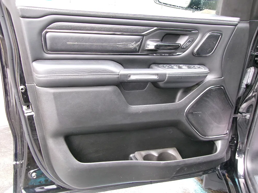 
								RAM 1500 LIMITED CREW CAB full									