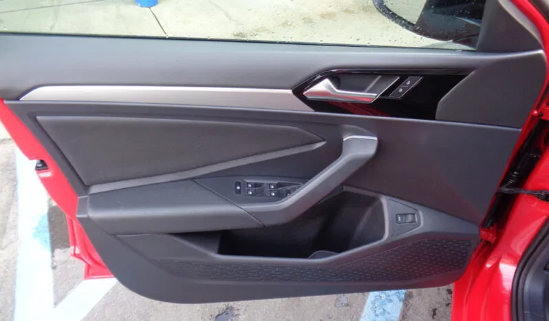 
								VOLKSWAGEN JETTA R-LINE full									