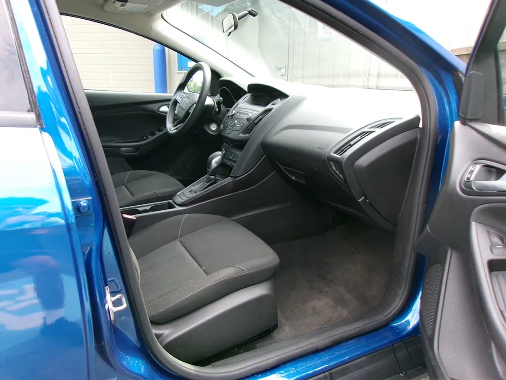 
								FORD FOCUS SE full									