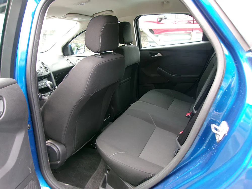 
								FORD FOCUS SE full									