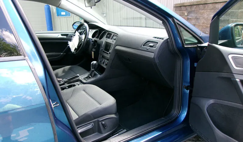 
								VOLKSWAGEN GOLF TSI SE full									