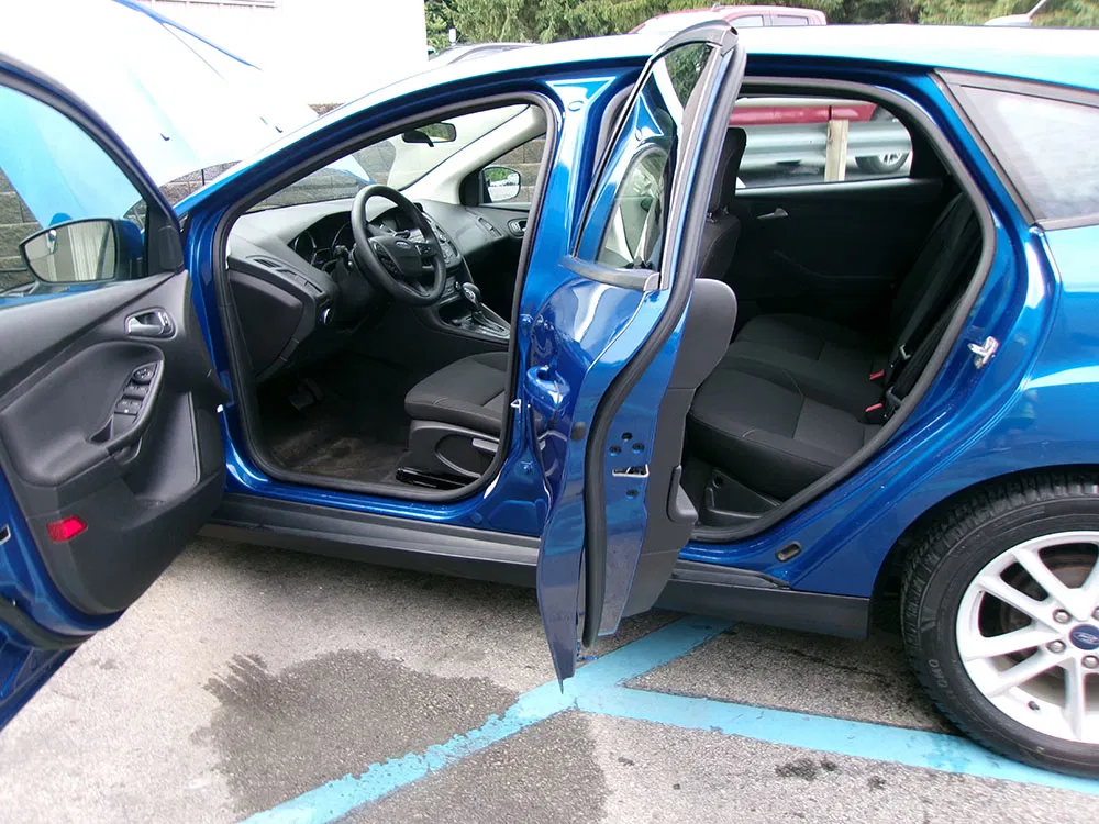 
								FORD FOCUS SE full									