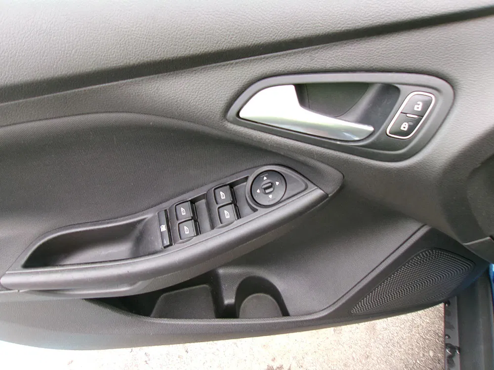 
								FORD FOCUS SE full									