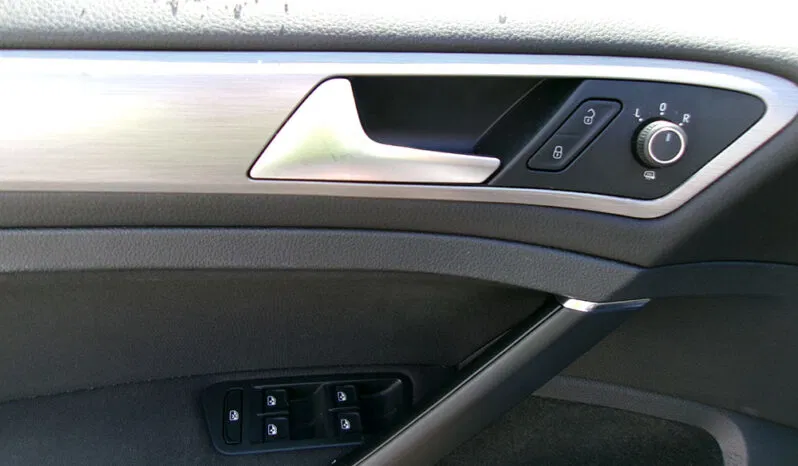 
								VOLKSWAGEN GOLF TSI SE full									